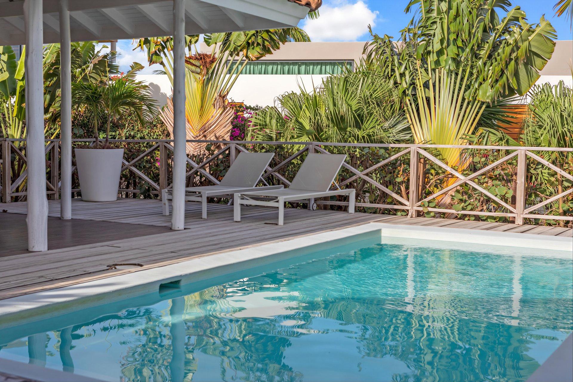 Privézwembad met houten terras — Villa Vidalou