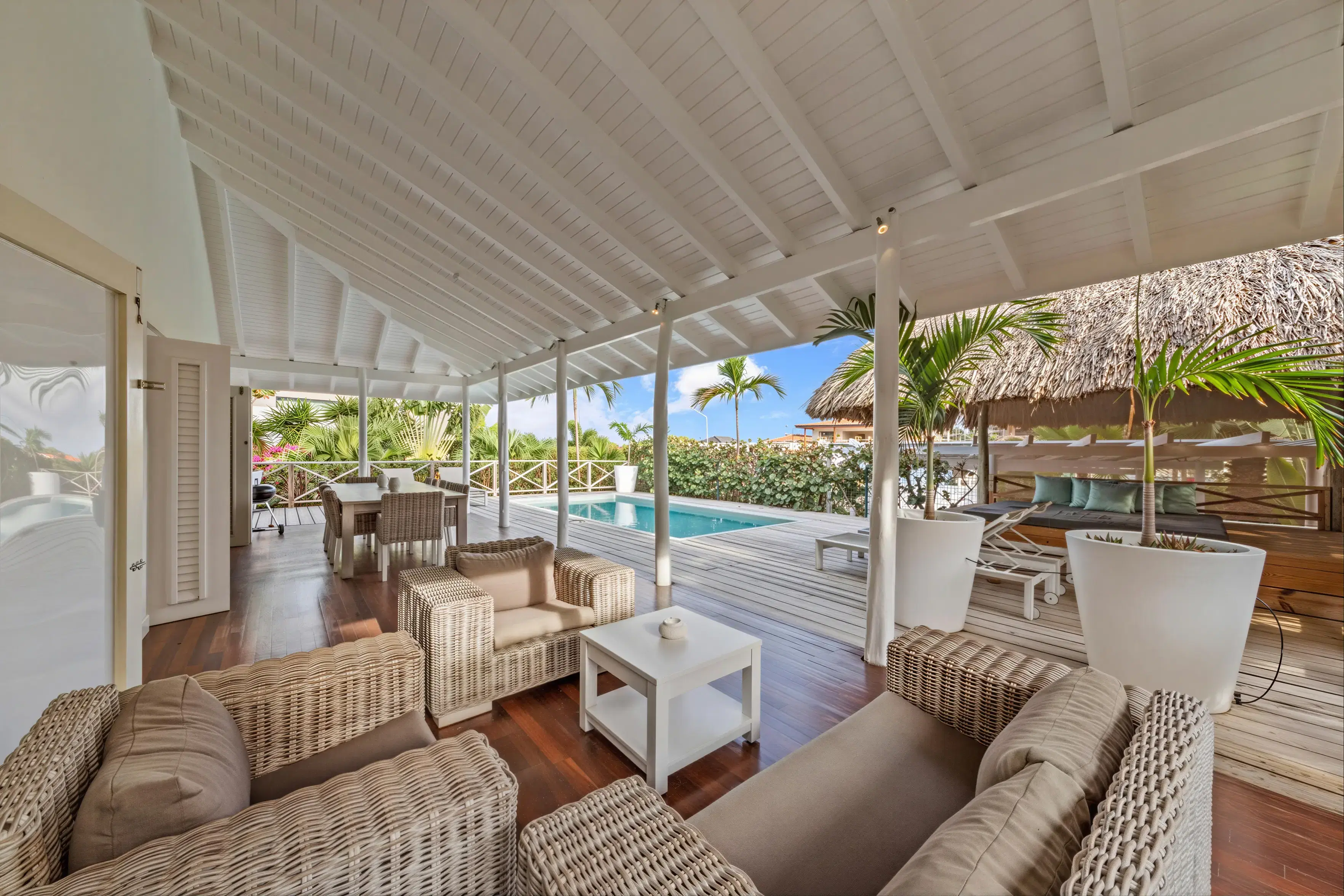 Villa Vidalou — overdekt terras met zithoek en zwembadzicht