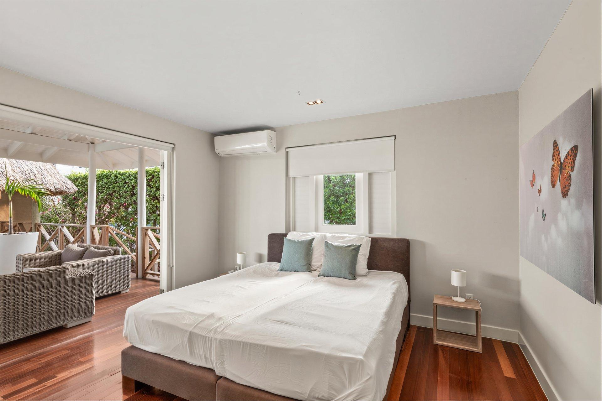 Master slaapkamer met houten vloer